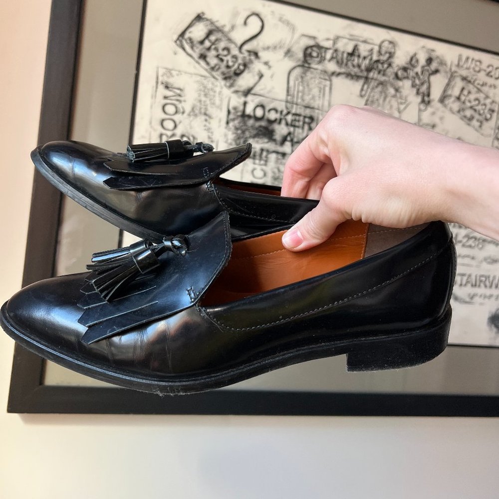 Black modern tassel loafer from Everlane size 8